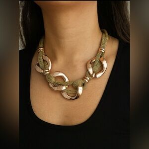 🆕BNWT rose Gold color bold thick necklace in gift bag fashion funky “gold” color